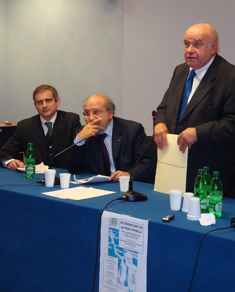 Il Presidente uscente, Valerio Zanone, assieme ai neo-eletti Pier Virgilio Dastoli e Stefano Milia